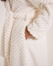 Load image into Gallery viewer, Snuggz Cream Zigzag Borg Sherpa Dressing Gown