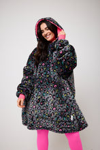 Load image into Gallery viewer, Snuggz Women Original Leopard Print Hooded Blanket.
