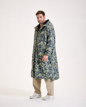 Load image into Gallery viewer, Snuggz Men Lite Green Camo Changing Robe
