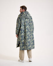 Load image into Gallery viewer, Snuggz Men Lite Green Camo Changing Robe
